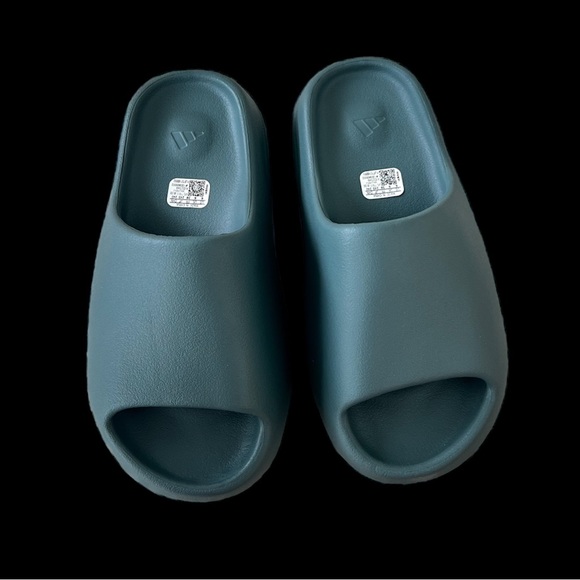 YEEZY SLIDE SLATE GREY US 6 - Picture 2 of 5